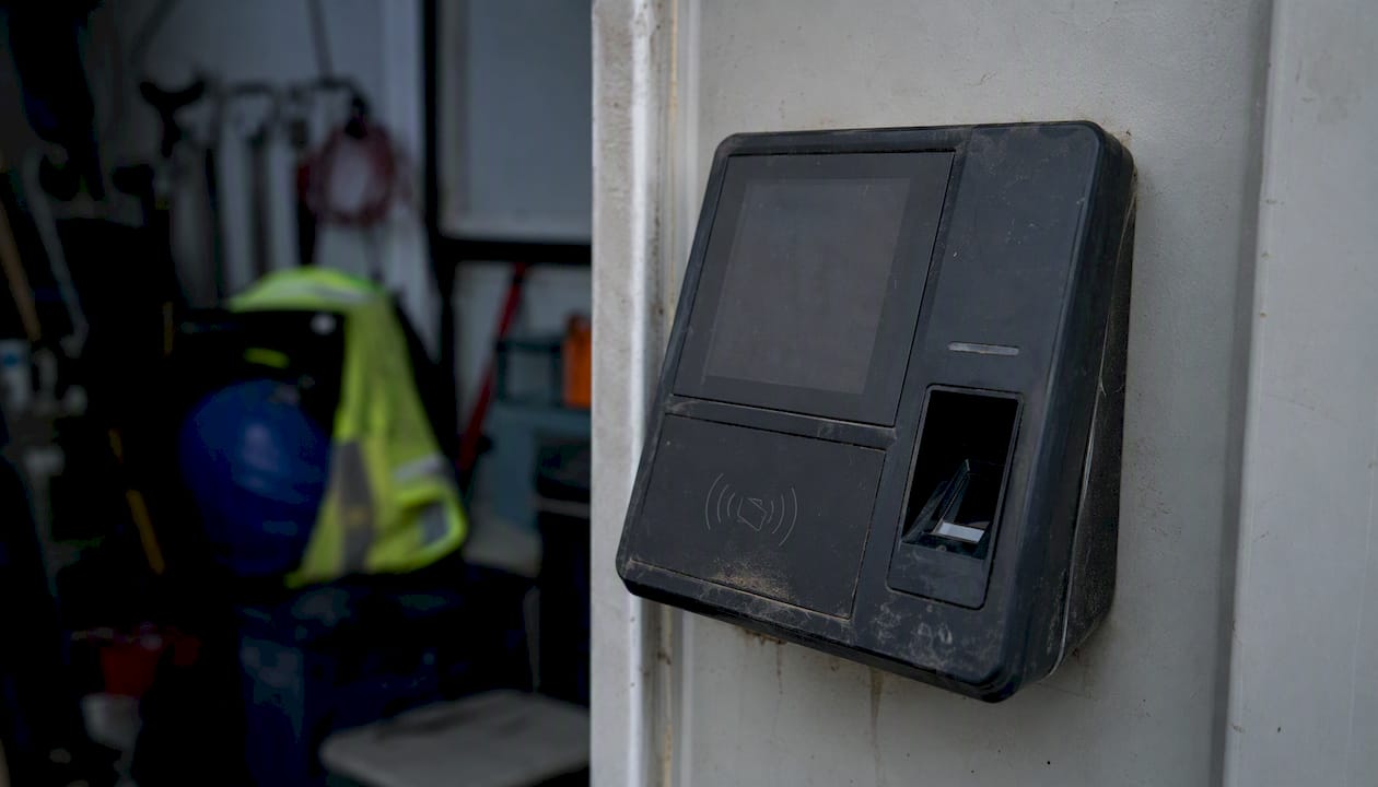 Am Baucontainer ist ein Terminal zur Erfassung von Fingerabdrücken und Zugangskarten installiert.