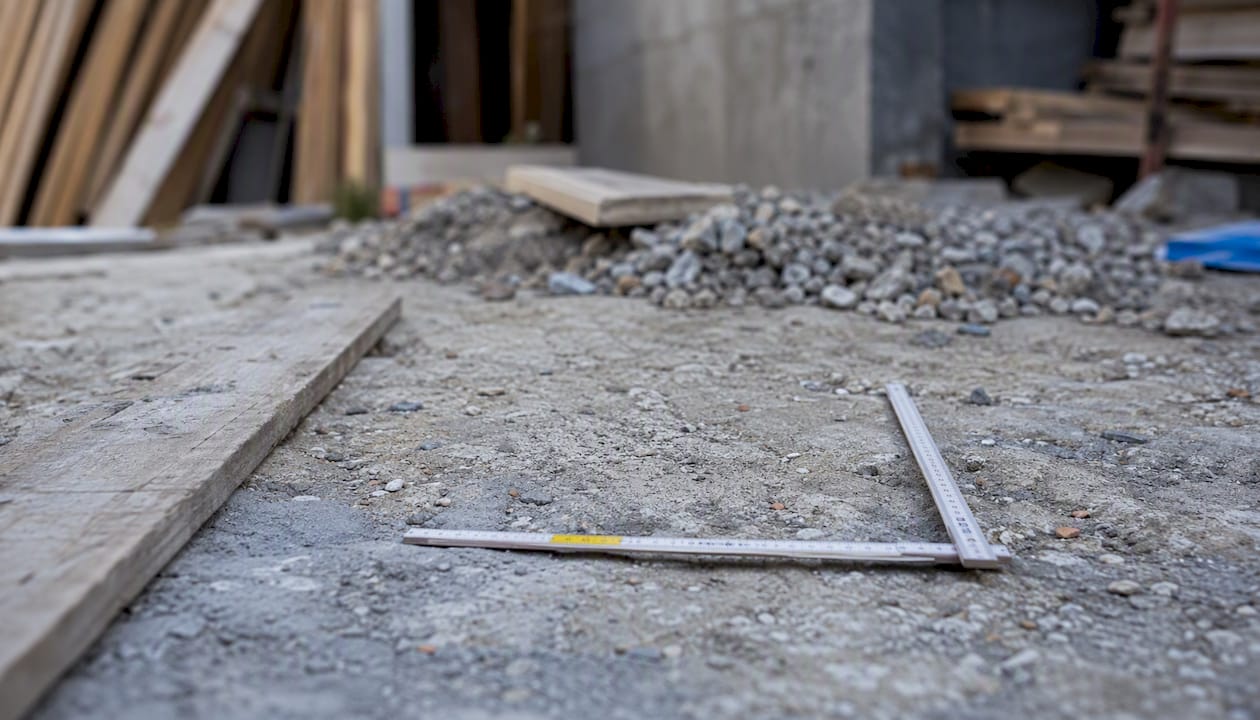 Ein Maßband liegt auf der Baustelle.