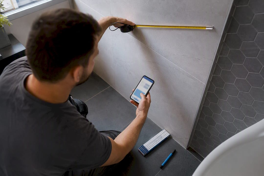 Handwerker hält digitales Aufmaß im Innenausbau fest